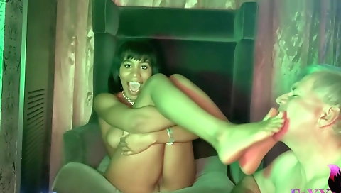 Amateur ebony babe rubs my feet for the first time