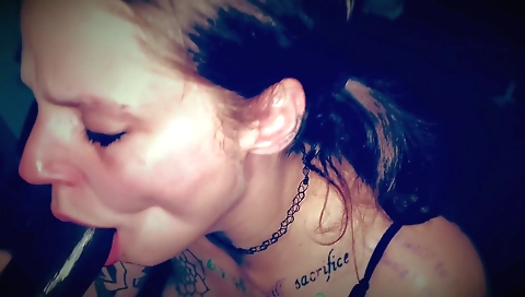 Amateur teen gets her wet pussy fucked in a hot way