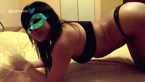 La chica con la cara de la internet se le da un dino