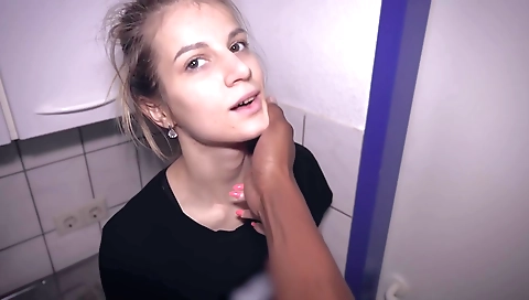 Amateur blonde gets a facial after playing with her lover